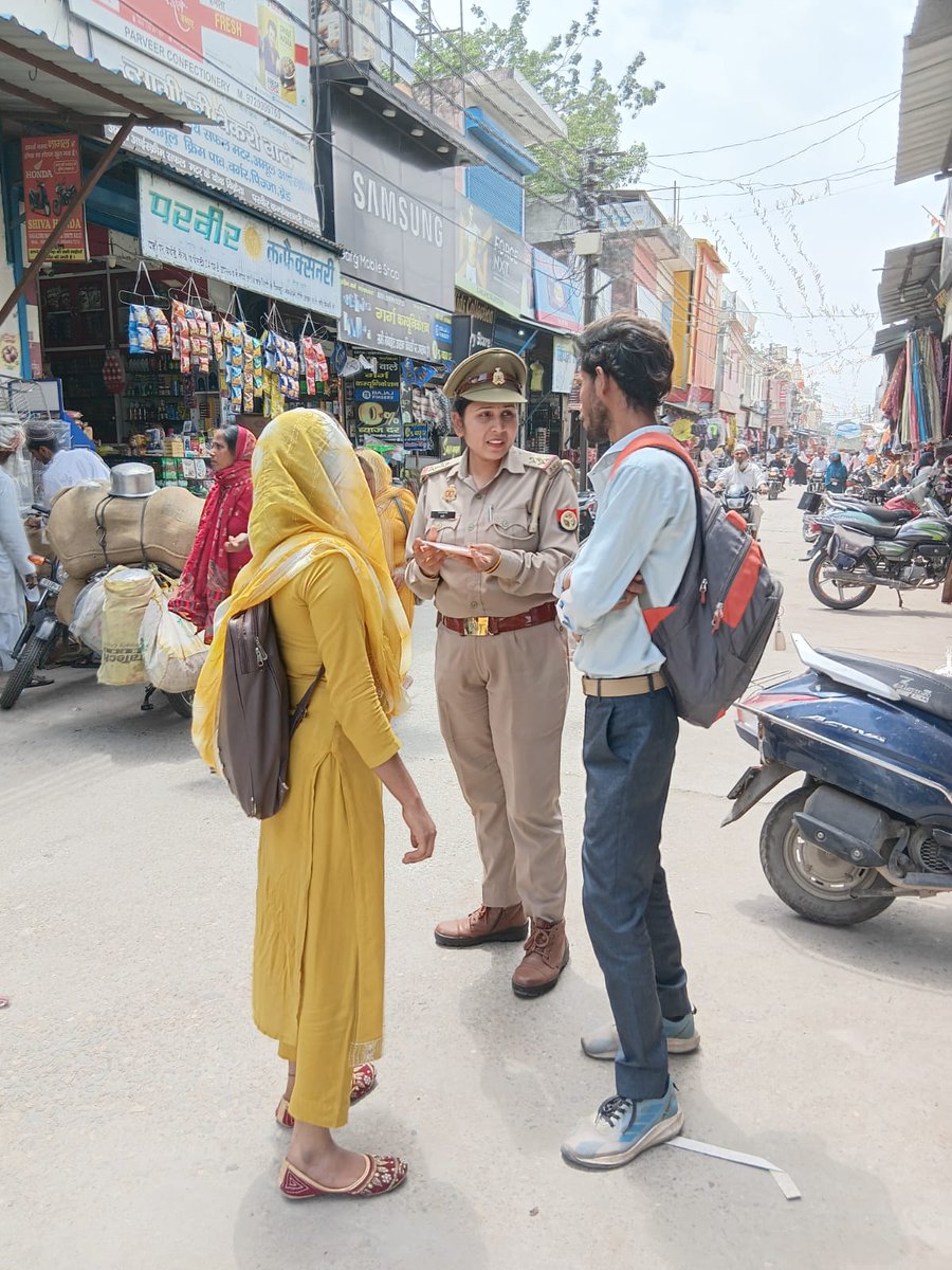 saharanpurpol's tweet image. #SaharanpurPolice
#PoliceAction
#GoodWorkUPP

➡️आज दिनांक 24.04.2026 को थाना नागल, सहारनपुर क्षेत्रांतर्गत महिला सशक्तिकरण अभियान मिशन शक्ति फेज 5.0 के चरण-2 के तहत एंटी रोमियो टीम द्वारा दोपहर के समय बाजार क्षेत्र में विशेष जागरूकता अभियान चलाया गया। इस दौरान बाजार में आने-जाने
