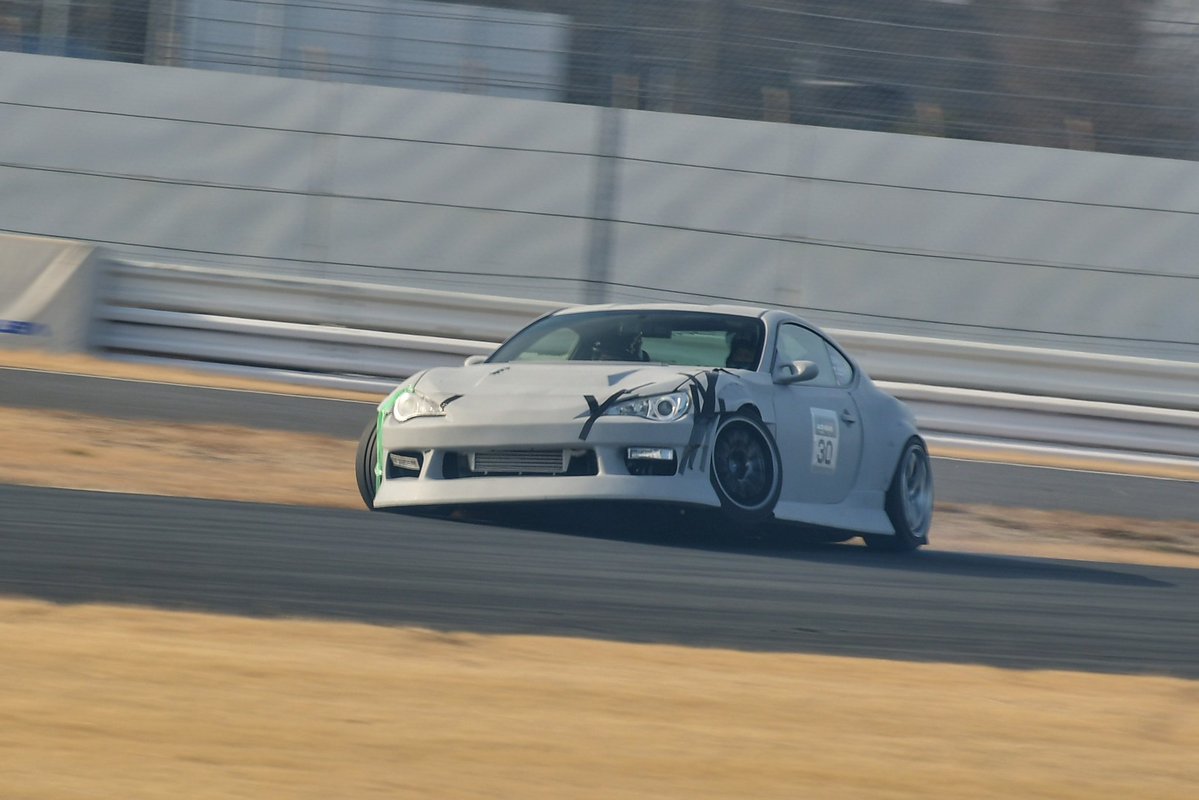#車ってコーナーで荷重かかってる瞬間が一番カッコイイんじゃないか説