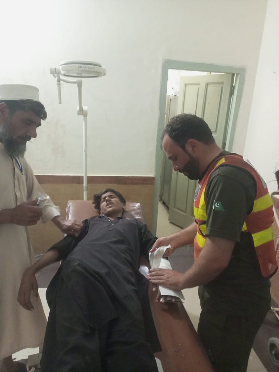 1122Deo's tweet photo. ریسکیو1122خیبر
جمرود غاڑیز روڈ اور شاہ کس روڈ پر دو الگ الگ روڈ ٹریفک حادثات میں 03 افراد زخمی ہوگئے
ریسکیو1122خیبر میڈیکل ٹیموں نے زخمیوں کو بروقت طبی امداد دینے کے بعد ہسپتال منتقل کردئے۔
مقصود عالم افریدی 
میڈیا کوارڈنیٹر
ریسکیو1122ضلع خیبر https://t.co/HnQazXYruu