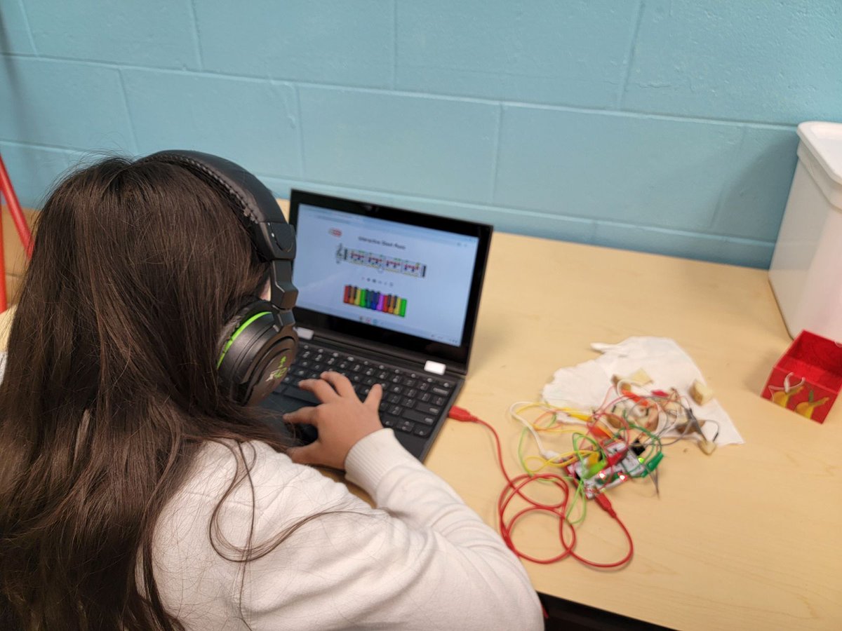 edutechpros's tweet photo. Big shoutout to one of our amazing teachers for bringing learning to life in the most unexpected (and fun!) way 🥔✨

Thanks to their creativity, our Makey Makey kits turned into hands-on experiments using… potatoes! Students got to explore circuits, conductivity, and innovation in action—proving that learning can happen with a little imagination and some everyday items.

We love seeing this kind of ingenuity in the classroom. Way to inspire curiosity and creativity!