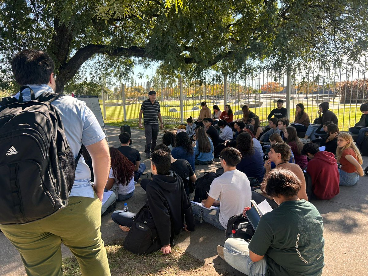 Inquimae1's tweet photo. El Jueves el Dr. Darío Estrín dicto una clase pública de Química General, en la vereda del Parque de la Memoria, en el acceso a Ciudad Universitaria. Sumándose a una de las actividades para visibilizar el conflicto por la no aplicación de la ley de financiamiento universitario https://t.co/8hKOEjZCai