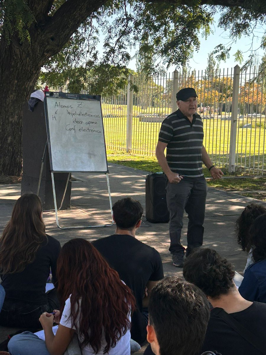 Inquimae1's tweet photo. El Jueves el Dr. Darío Estrín dicto una clase pública de Química General, en la vereda del Parque de la Memoria, en el acceso a Ciudad Universitaria. Sumándose a una de las actividades para visibilizar el conflicto por la no aplicación de la ley de financiamiento universitario https://t.co/8hKOEjZCai