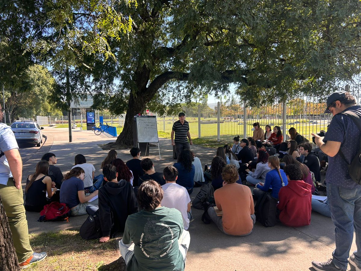 Inquimae1's tweet photo. El Jueves el Dr. Darío Estrín dicto una clase pública de Química General, en la vereda del Parque de la Memoria, en el acceso a Ciudad Universitaria. Sumándose a una de las actividades para visibilizar el conflicto por la no aplicación de la ley de financiamiento universitario https://t.co/8hKOEjZCai