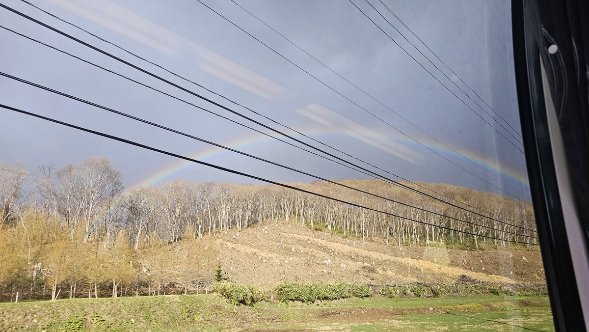 날씨의 축복을 못받는 정도가 아니고 비를 몰고 다니는 사람이 바로 저예요.
이번 여행에서도 버스에서 우산 안들고 내리면 갑자기 비옴, 이제 개는거 같은데?!!하면 또 옴. 해가 났다가 다시 옴.
그치만 오락가락하다보니 이러케 개 큰 무지개도 봄🌈 인생 어떤일이든 다 나쁘진않아☺️☺️