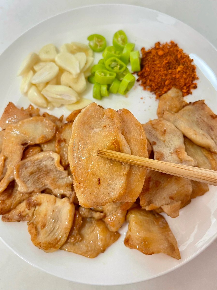 guichard_le's tweet image. "Fuel your fat loss without feeling deprived!  Lean proteins + fiber-rich veggies = satiety + steady results. Skip the crash diets—eat smart, not less. Tag a friend who needs this reminder! #FatLossMeals #EatSmart"