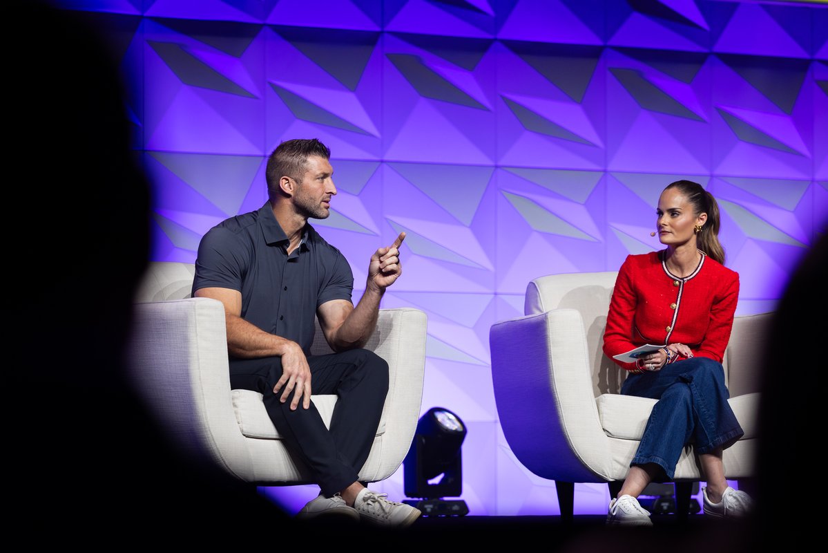 eMergeAmericas's tweet image. From Gainesville to our Main Stage, @TimTebow joined our CEO, @melmedina305, to share how #Florida grit has shaped his leadership, values, and mission-driven impact 🐊🏈⚾ 

#eMergeAmericas #TimTebow #Purpose