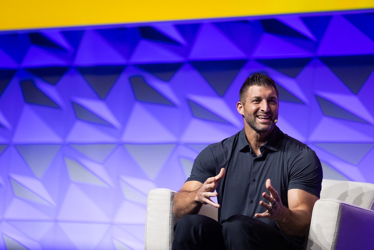 eMergeAmericas's tweet image. From Gainesville to our Main Stage, @TimTebow joined our CEO, @melmedina305, to share how #Florida grit has shaped his leadership, values, and mission-driven impact 🐊🏈⚾ 

#eMergeAmericas #TimTebow #Purpose