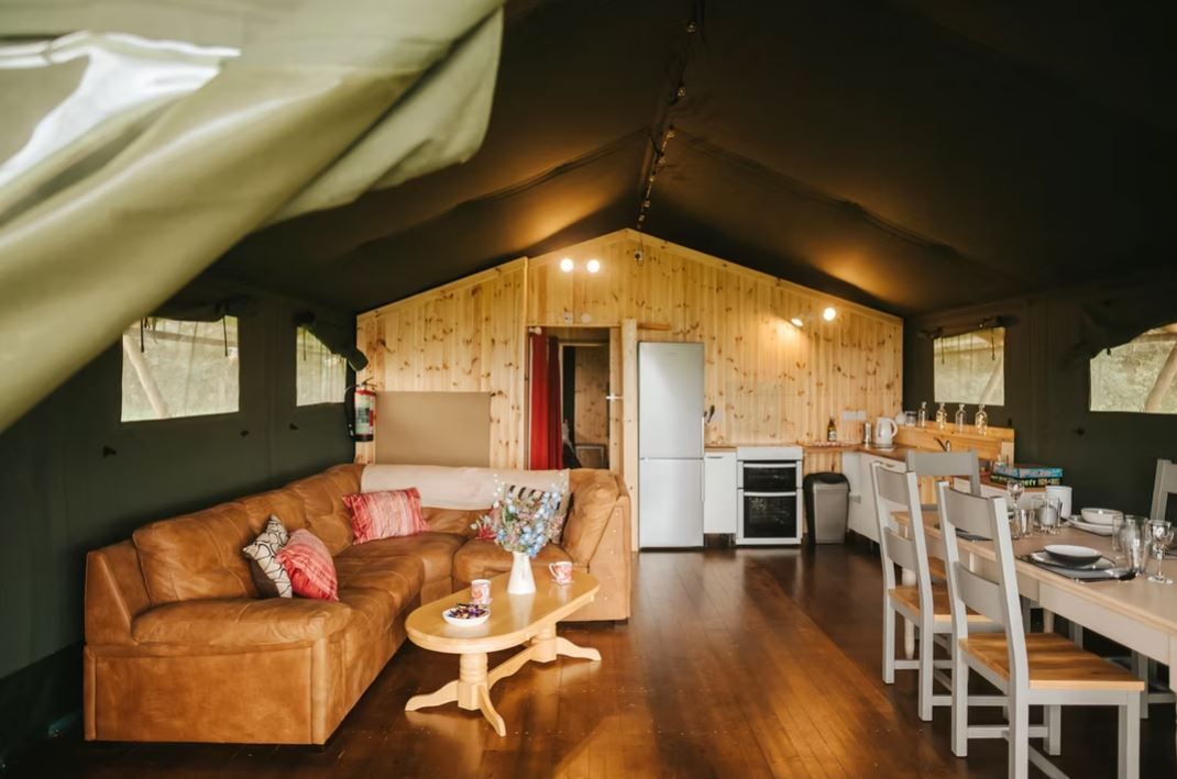 WeAcceptPets's tweet image. 🌿 Hillside Glamping Holidays 🌿

The safari tents are positioned within a spacious 5-acre field, boasting stunning views across Gower, including the Loughor Estuary, charming hamlets &amp;amp; dramatic rocky outcrops. ⛺

Accepts 🐶 🐈
weacceptpets.co.uk/Glamorgan/8308

#GowerPeninsula #Glamping