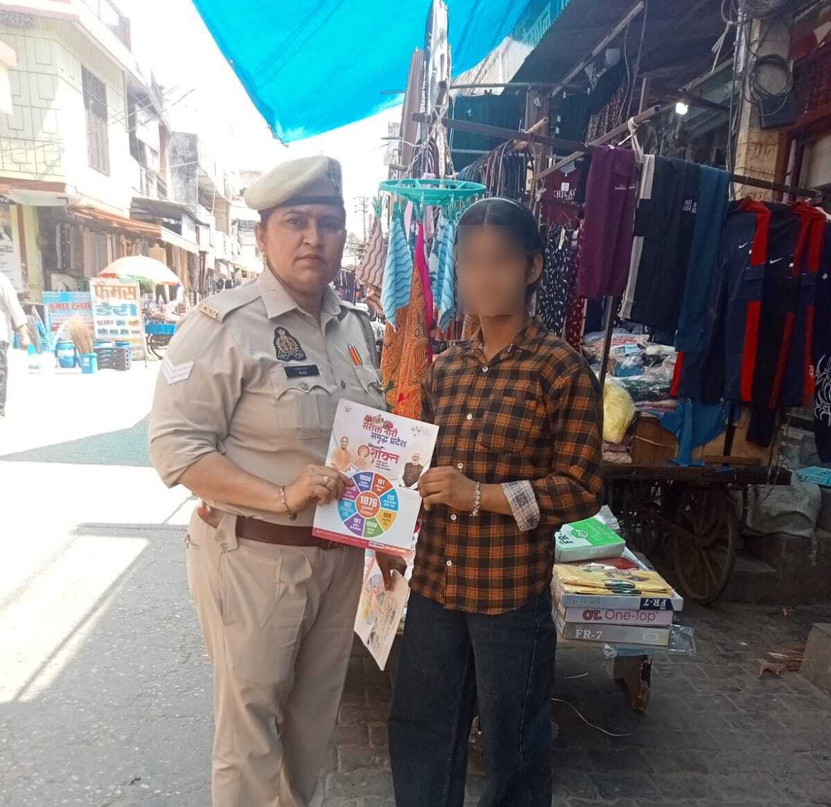 saharanpurpol's tweet image. #SaharanpurPolice
#PoliceAction
#GoodWorkUPP

➡️आज दिनांक 24.04.2026 को थाना बेहट, जनपद सहारनपुर क्षेत्रांतर्गत महिला सशक्तिकरण अभियान मिशन शक्ति फेज 5.0 के चरण-2 के तहत एंटी रोमियो टीम द्वारा  बाजार क्षेत्र में जागरूकता अभियान चलाया गया।

➡️इस दौरान बाजार में आने-जाने वाली