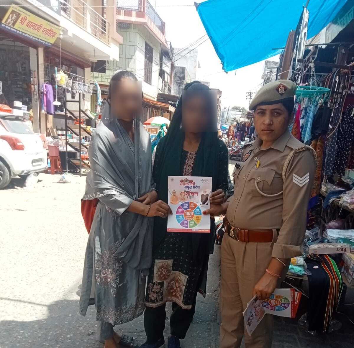 saharanpurpol's tweet image. #SaharanpurPolice
#PoliceAction
#GoodWorkUPP

➡️आज दिनांक 24.04.2026 को थाना बेहट, जनपद सहारनपुर क्षेत्रांतर्गत महिला सशक्तिकरण अभियान मिशन शक्ति फेज 5.0 के चरण-2 के तहत एंटी रोमियो टीम द्वारा  बाजार क्षेत्र में जागरूकता अभियान चलाया गया।

➡️इस दौरान बाजार में आने-जाने वाली