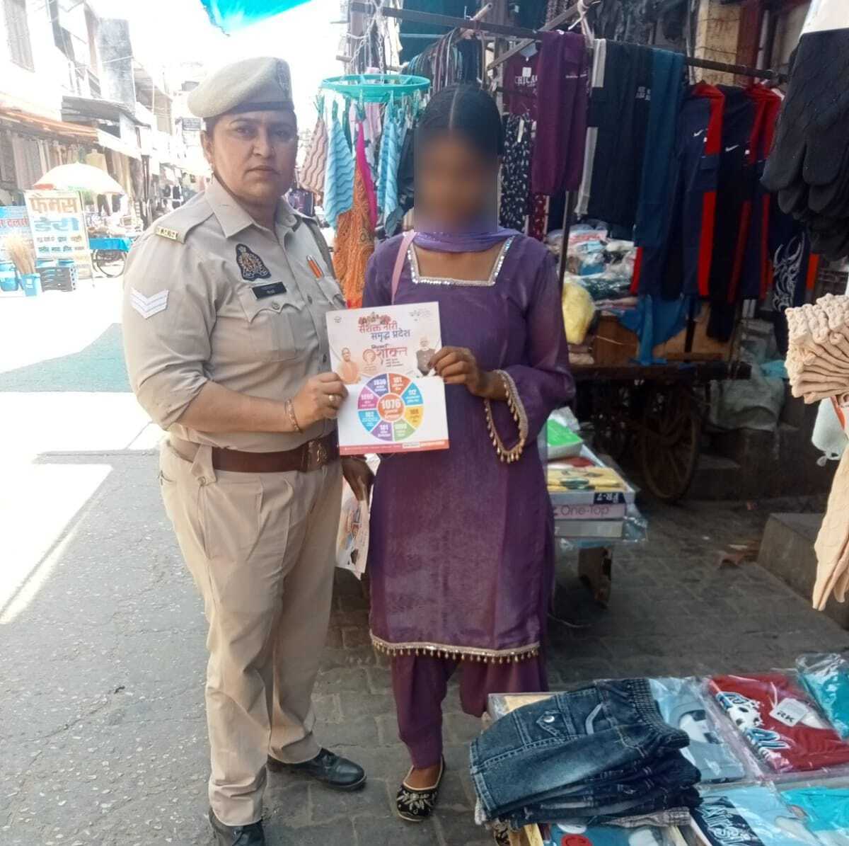 saharanpurpol's tweet image. #SaharanpurPolice
#PoliceAction
#GoodWorkUPP

➡️आज दिनांक 24.04.2026 को थाना बेहट, जनपद सहारनपुर क्षेत्रांतर्गत महिला सशक्तिकरण अभियान मिशन शक्ति फेज 5.0 के चरण-2 के तहत एंटी रोमियो टीम द्वारा  बाजार क्षेत्र में जागरूकता अभियान चलाया गया।

➡️इस दौरान बाजार में आने-जाने वाली