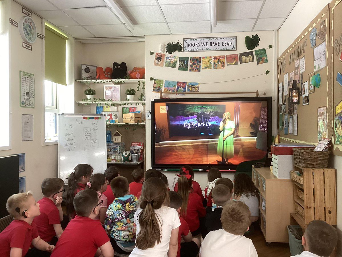 MissWinter1's tweet photo. Diolch Miss Lewis and Mrs Rosser for sharing these images of Y2 watching me on @PrynhawnDaS4C today. My pupils are amazing at using Welsh 🏴󠁧󠁢󠁷󠁬󠁳󠁿 and I really hope that things like this inspire them to see they should always follow their dreams ❤️🥹 @NantYParcSchool https://t.co/iN4Hqw26GL