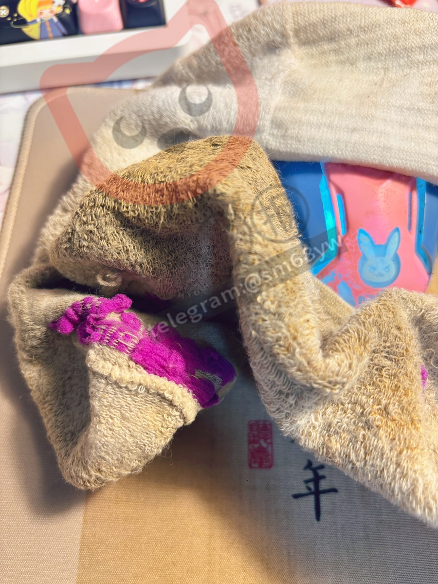 9Annz072's tweet photo. 毛巾底白棉袜穿变色啦，原创套图系列三：喝酒了好困😪😪😪不知道说点啥，那就自己看图吧~味儿的话应该已经溢出屏幕了吧，隔着屏幕顺着网线来闻味儿吧！鹅纸们！奥利给🚀🚀🚀原味棉袜 #原味 https://t.co/ECn3eH0AZb