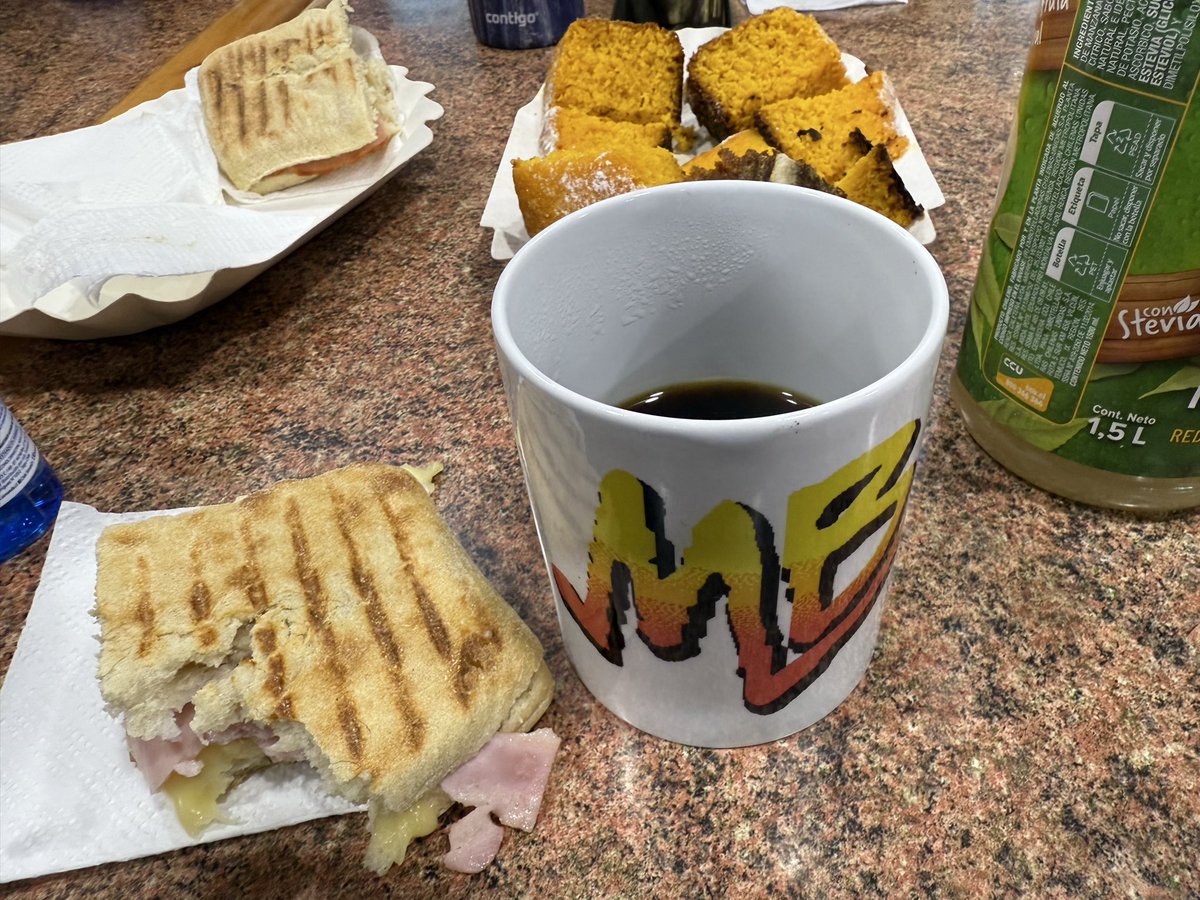 RicardoSilvaC's tweet photo. #AutopistaConTodo @jnunezlazcano @AlvaroNOT @ireyk En un desayuno en la pega y Mundo Bizarro presente… https://t.co/zFbCKBHhhS