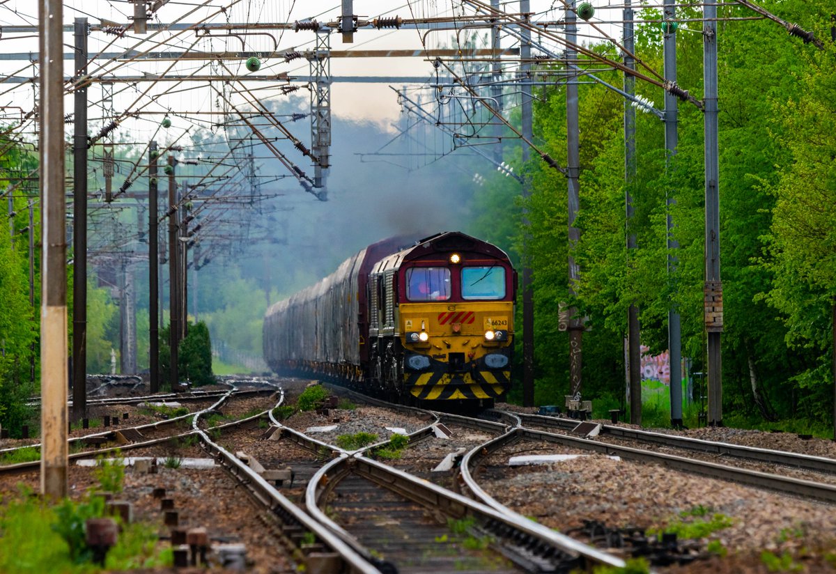 MOUTON_ferro's tweet image. Class 66 fumante à Orry !

#class66 #dbcargo