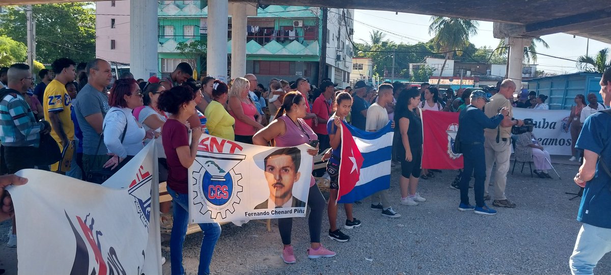YamiCabrera789's tweet photo. Con la presencia de @Colina_CTCuba se realiza en el Area de Comercializacion del Puente de 100 en #Boyeros un acto de reafirmacion revolucionaria en apoyo a nuestro #PCC y Gobierno. #CubaEstáFirme #CtcLaHabana. @AerovaraderoSA @AlfredoVzquezP @CruzLivian https://t.co/O5lift6eJB