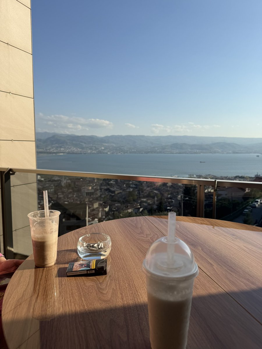 tukendimsdaa's tweet photo. Hava güzelleşir güzelleşmez milkshakemizi içmek için görümcemle en sevdiğimiz kafeye geldik…evime https://t.co/ZvNmnp4RvI