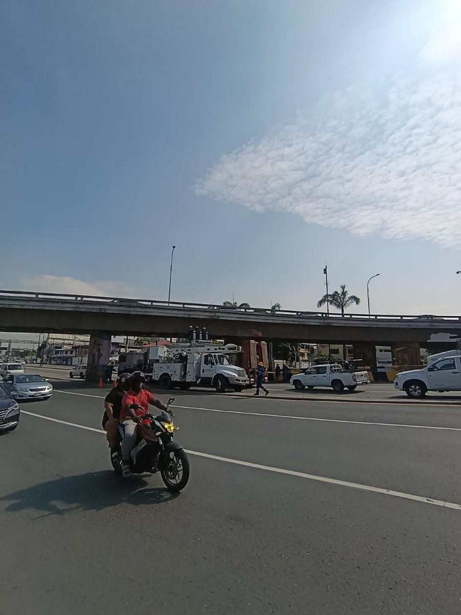 Atentos!!
Cerrado el paso desnivel del Hilton hacia 3 cerritos de la Francisco de Orellana.
Un trailer qué transportaba una maquinaria no calculó bien la altura y se quedó atrapado en el puente