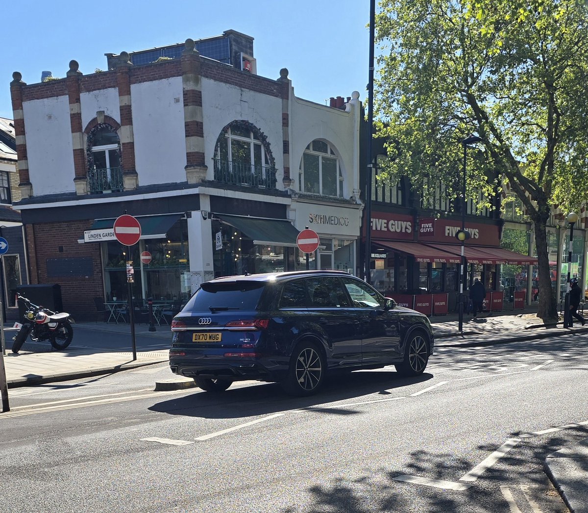 peter4fun's tweet photo. Car abandoned on chiswick high road. For over an hour...
Opposite tesco express and pizza express. @HounslowRBX @RuthCadbury @JoannaBiddolph https://t.co/CowHSVlwd0