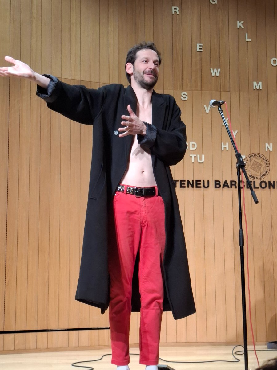MartaFdezJurjo's tweet photo. Albert Prat protagonitza Sum Vermis [Algunes breus consideracions intempestives sobre Verdaguer] 
@CentaureProd a l'@ateneubcn. Aquest monòleg amb l’excel·lent interpretació d’Albert Prat destaca per la magnífica tasca de documentació de @ferran_dl, dramaturg i director d'escena https://t.co/c8K0Zoh5zL