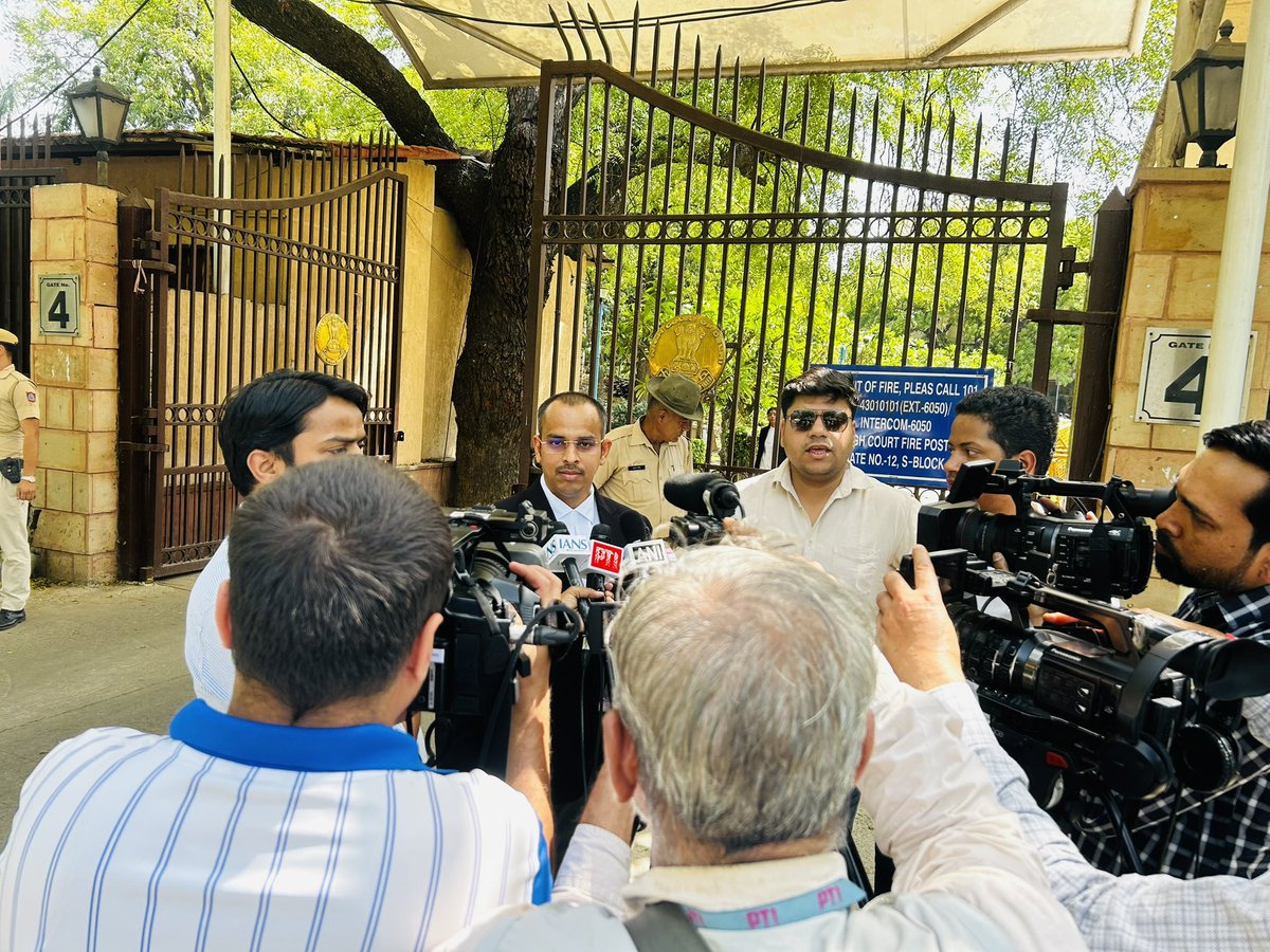Vaiibbhav's tweet photo. Notice issued in PIL filed by me against @ArvindKejriwal &amp; many Political Leaders for unauthorised recording/reposting of court proceedings of High Court.

Delhi High Court directed Google Meta &amp; X to remove videos of court proceedings
@LiveLawIndia @barandbench @LawBeatInd @ANI https://t.co/Z2tyqMmUYP