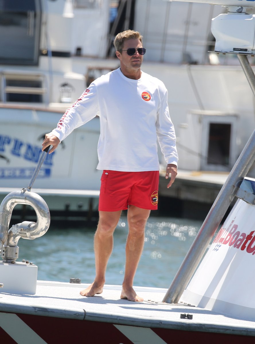 theycallmehalo's tweet photo. Stephen Amell filming on location yesterday for #Baywatch . . . or is it #Boatwatch? #StephenAmell https://t.co/QPOQcPUnGl