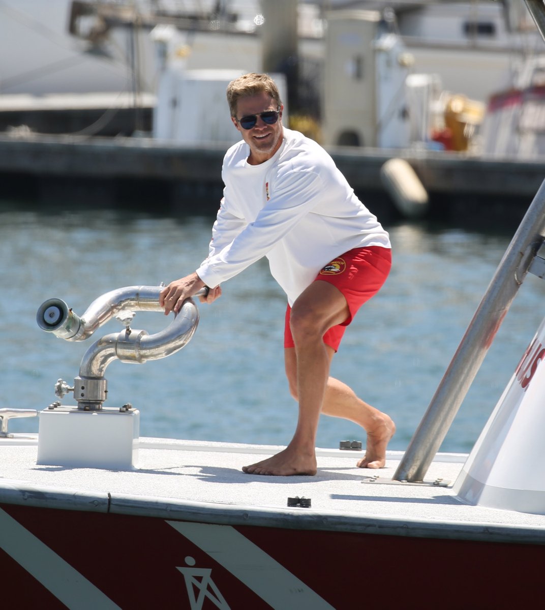 theycallmehalo's tweet photo. Stephen Amell filming on location yesterday for #Baywatch . . . or is it #Boatwatch? #StephenAmell https://t.co/QPOQcPUnGl