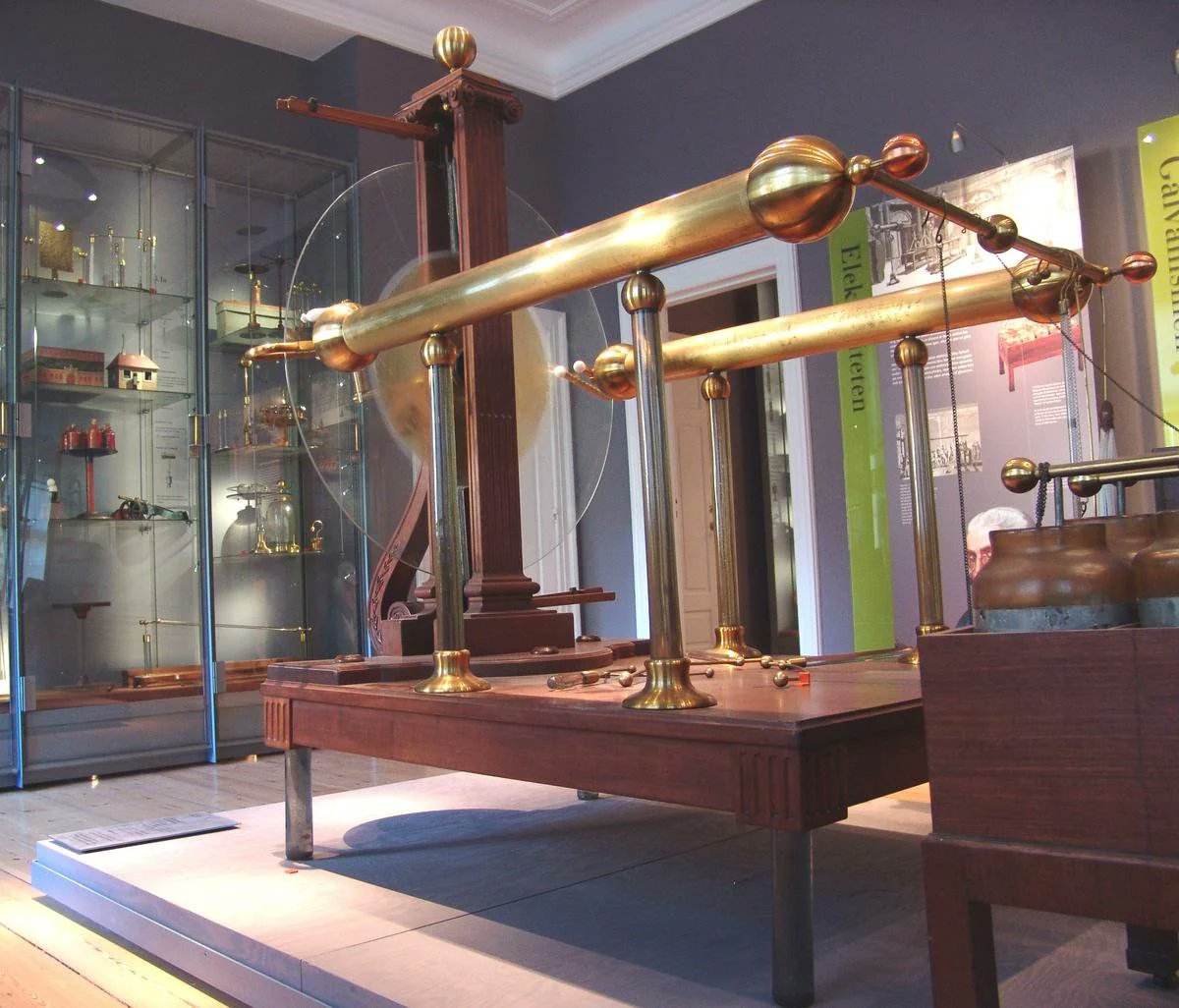 RealPreCinema's tweet image. Hauch’s Physiske Cabinet is a formidable collection of physics apparatus collected during the period 1790-1827. 

Bought by #KingFrederikVI of #Denmark in 1815 and then bestowed to #SorøAcademy in 1827. Pictured are two rooms of the Hauch Cabinet in Sorø Academy.