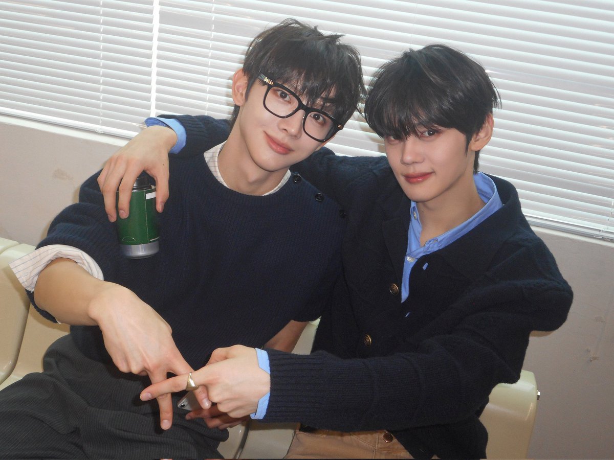 tseungeon's tweet photo. friendship ['frɛn(d)[Ip] noun • English
─────────
a mutually beneficial agreement to tolerate each other's bad decisions and share memes. https://t.co/yr01MPW9JV