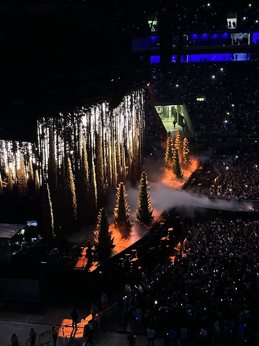 jwcaptor's tweet photo. dito isso ☝🏻 minha visão da cadeira superior no show da taylor swift https://t.co/M76HaoY6AE