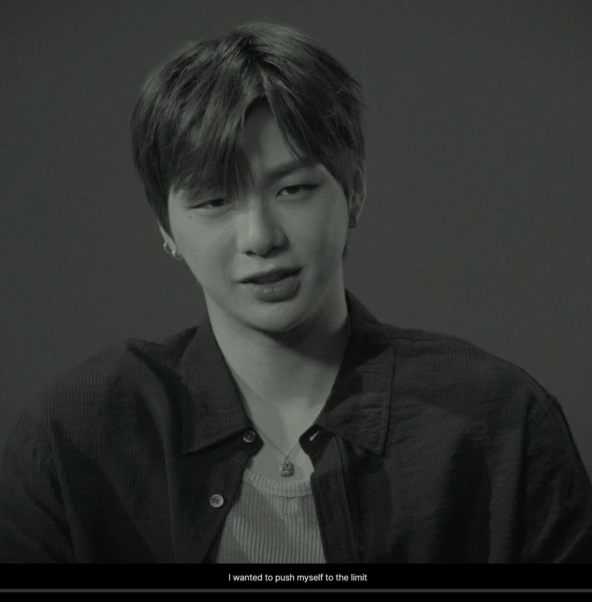 yngyoong's tweet photo. #คังแดเนียล ในมุมมองเกี่ยวกับ อนาคต และการต้องเริ่มต้นใหม่

>> กลัวความไม่แน่นอนเหมือนกัน แต่จะแบบ Just Do it และอยาก push to the limit

(Hold Your Breath Interview Recap)

ในตอนต้นของหนังสารคดี แดนน่าจะเล่าถึงช่วงพักงาน น่าจะช่วงเน้คมีปัญหา แดนบอกว่า

🐶 คนที่รู้จักผมมานานจะเริ่มดูออกครับ ว่า ‘อ๋อ ตอนนี้มันต้องมีอะไรบางอย่างเกิดขึ้นกับเขาแน่ ๆ’

แต่ตอนนั้นการหยุดอยู่เฉย ๆ คนเดียวมันก็ไม่ได้มีความหมายอะไร ก็เลยแค่ใช้ชีวิตไป ทำส่วนของตัวเองให้เต็มที่ แล้วก็คิดว่า ‘เดี๋ยวมันก็คงดีขึ้นเองสักวัน’ พอทำไปแบบนั้นเรื่อย ๆ รู้ตัวอีกที ช่วงเวลาของการรอคอยมันก็ผ่านพ้นไปแล้ว

คำว่า บทใหม่ (new chapter) เวลาพูดในสัมภาษณ์ภายนอก ผมก็จะพูดให้มันดูสว่าง สดใส เหมือนเป็นการเริ่มต้นใหม่ที่น่าตื่นเต้น

แต่เอาจริง ๆ แล้ว สำหรับผม คำว่า ‘บทใหม่’ ตอนนั้นมันคืออนาคตที่ไม่รู้ว่าจะเป็นยังไง เป็นความรู้สึกที่ยิ่งไม่แน่นอน ยิ่งเปราะบางมากขึ้น

ตอนนั้นก็มีทั้งปัญหาจริง ๆ หลายอย่างรอบตัว แล้วตำแหน่งของผมในฐานะคนทำเพลงก็มีการเปลี่ยนแปลงด้วย อีกอย่างก็ไม่รู้ว่าจะมีอะไรเกิดขึ้นบ้าง เลยรู้สึกกลัว

มันคือความรู้สึกแบบนั้นเลยครับ

ผมไม่ได้คิดอะไรเยอะนะ แค่คิดว่า ‘ก็ต้องทำมันไป’ Just Do it เหมือนผมทำแค่นั้นอย่างเดียว

แล้วอยากลองผลักดันตัวเองไปให้ถึงขีดจำกัดดูสักครั้งครับ”