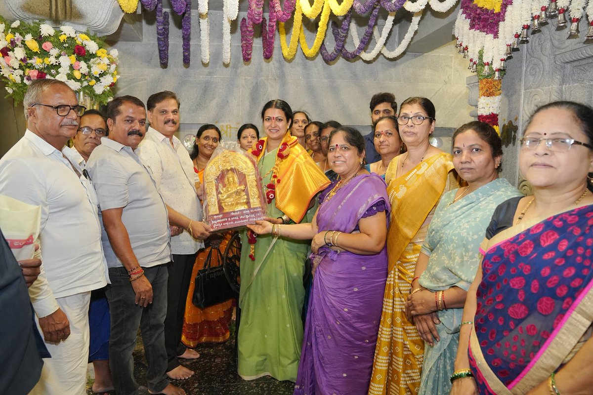 DrPrabhaSSM's tweet image. ದಾವಣಗೆರೆಯ ಎಂ.ಸಿ.ಸಿ  ಬಿ ಬ್ಲಾಕ್ ನಲ್ಲಿರುವ ಶ್ರೀ ಬನ್ನಿ ಮಹಾಕಾಳಿ ದೇವಿ ದೇವಸ್ಥಾನಕ್ಕೆ ಭೇಟಿ ನೀಡಿ ದೇವಿಯ ದರ್ಶನ ಪಡೆಯಲಾಯಿತು.
#TempleVisit #MahakaliDevi #DivineBlessings
#SpiritualJourney