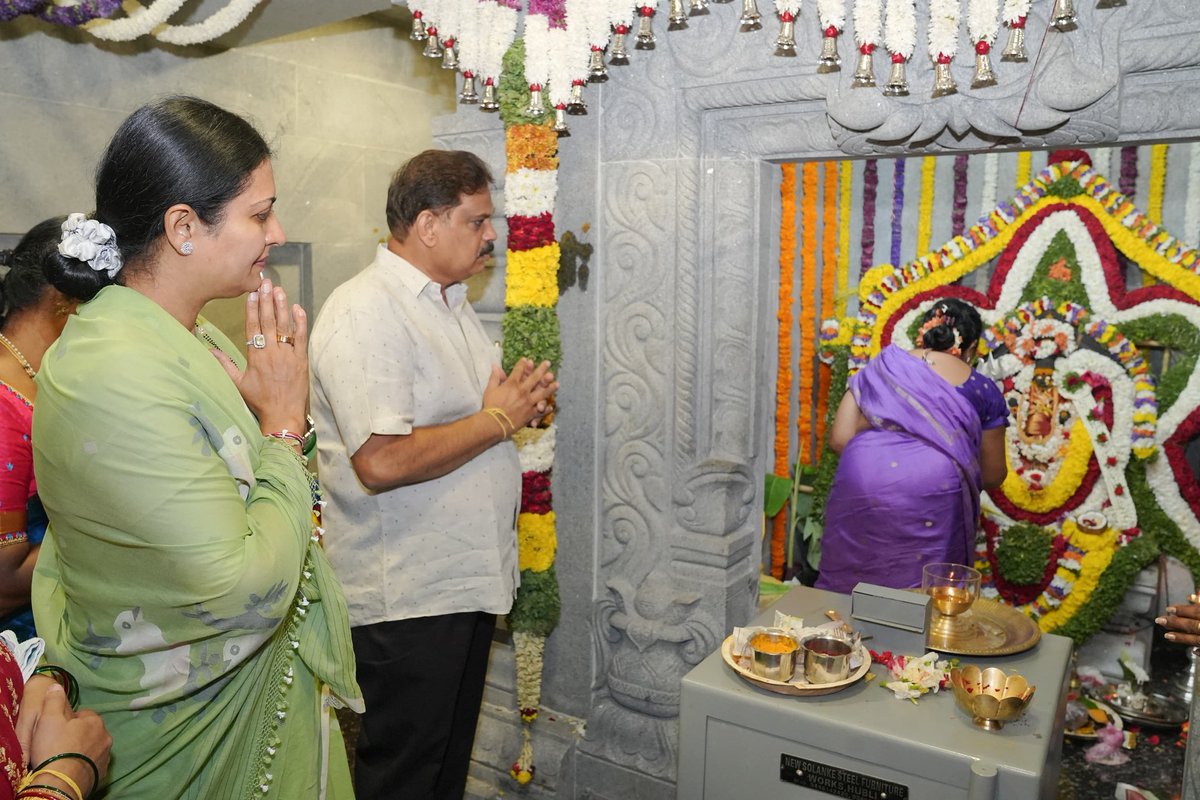 DrPrabhaSSM's tweet image. ದಾವಣಗೆರೆಯ ಎಂ.ಸಿ.ಸಿ  ಬಿ ಬ್ಲಾಕ್ ನಲ್ಲಿರುವ ಶ್ರೀ ಬನ್ನಿ ಮಹಾಕಾಳಿ ದೇವಿ ದೇವಸ್ಥಾನಕ್ಕೆ ಭೇಟಿ ನೀಡಿ ದೇವಿಯ ದರ್ಶನ ಪಡೆಯಲಾಯಿತು.
#TempleVisit #MahakaliDevi #DivineBlessings
#SpiritualJourney