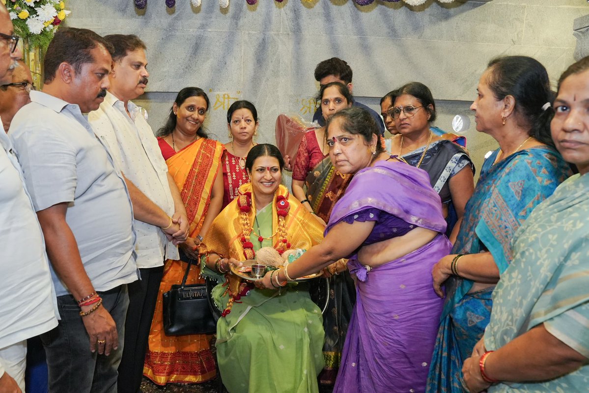 DrPrabhaSSM's tweet image. ದಾವಣಗೆರೆಯ ಎಂ.ಸಿ.ಸಿ  ಬಿ ಬ್ಲಾಕ್ ನಲ್ಲಿರುವ ಶ್ರೀ ಬನ್ನಿ ಮಹಾಕಾಳಿ ದೇವಿ ದೇವಸ್ಥಾನಕ್ಕೆ ಭೇಟಿ ನೀಡಿ ದೇವಿಯ ದರ್ಶನ ಪಡೆಯಲಾಯಿತು.
#TempleVisit #MahakaliDevi #DivineBlessings
#SpiritualJourney