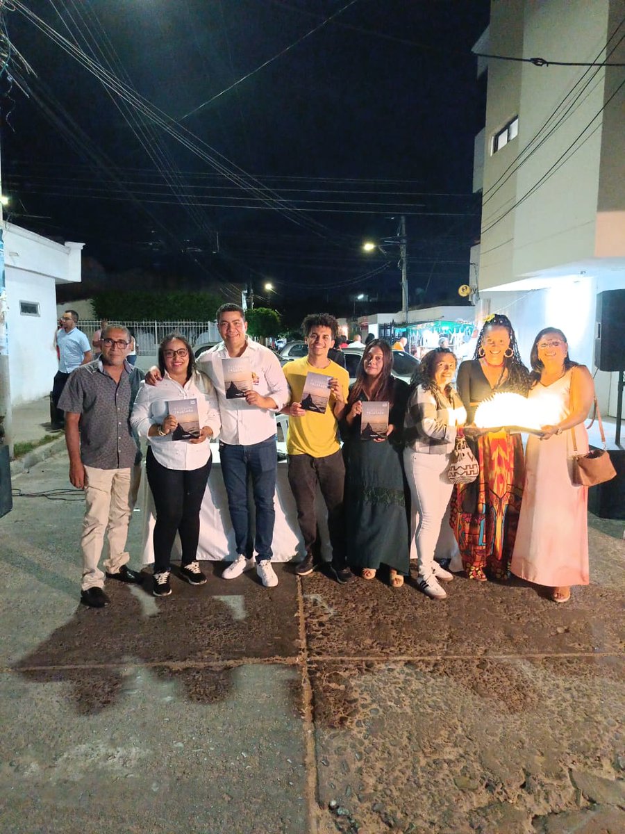 clan_isho's tweet photo. 📖 Ayer Riohacha volvió a contarse.
Celebramos el lanzamiento de Riohacha relatada, una antología que nos llena de orgullo porque integrantes del Clan Iisho hacen parte de sus páginas.
Riohacha también se escribe.
#RiohachaRelatada #ClanIisho #CantosDeJuyá https://t.co/E8Ov2zCGTC