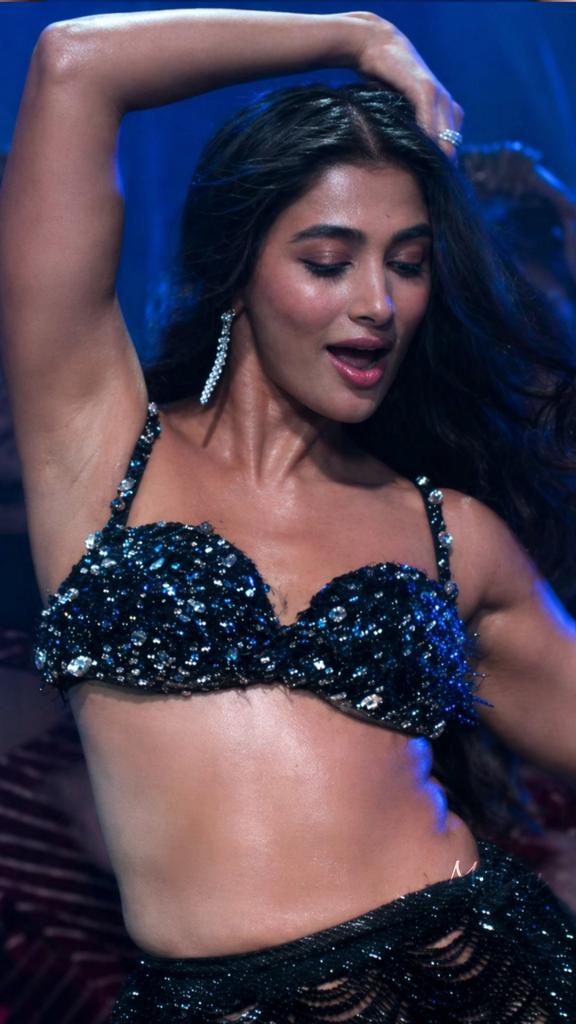 SaiKalyan_Offl's tweet image. Pooja Hegde absolutely owning peak glam 😍 in the #Wow song  💃🏻

#PoojaHegde can't take my eyes 👀 off her 🥵❤️‍🔥