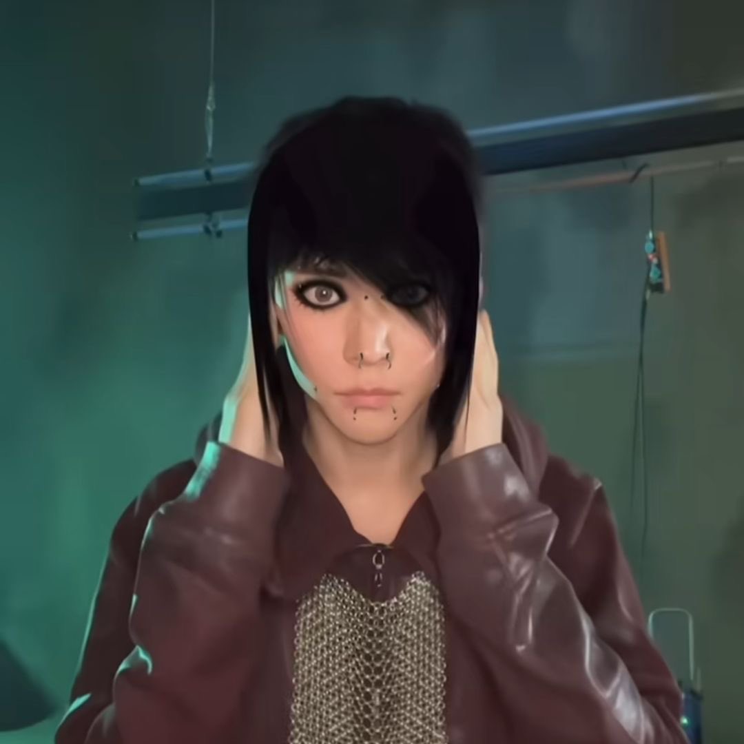 ocymuffs's tweet image. don't worry nsok, i'll protect you my emo king #backup #getbehindme #heroformyman