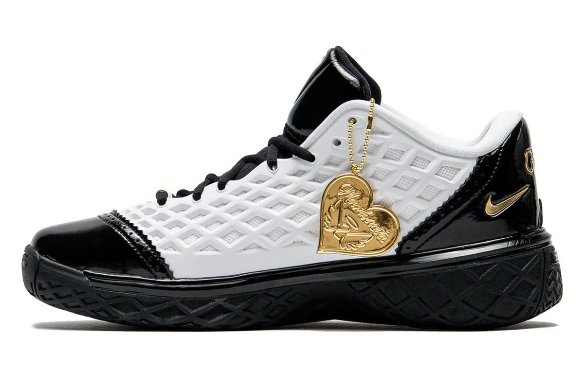SoleRetriever's tweet photo. RETAIL LOOK: Nike Kobe 3 Low Protro “Mambacita” 🐍🕊️

🗓️ May 1st
📝 IQ3916-100
💵 $200 https://t.co/BtoFUCuZUl