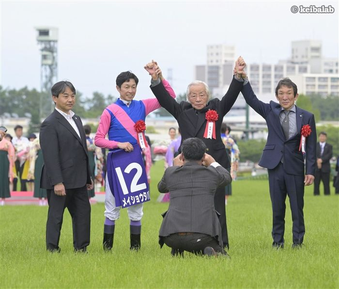 【空の上で、会長と】
本日4月25日は、13年オークスなどG1を3勝したメイショウマンボの命日です。亡くなって早1年。オーナーである故・松本好雄会長と空の上で再会できたでしょうか。
#メイショウマンボ #命日 
keibalab.jp/db/horse/20101…