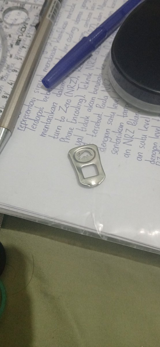 Aku bakal ngumpulin ini sampe praktikum2 selesai. Mari lihat berapa banyak redbull yang akan aku habiskan dalam masa2 ngelaprak ini 😋
