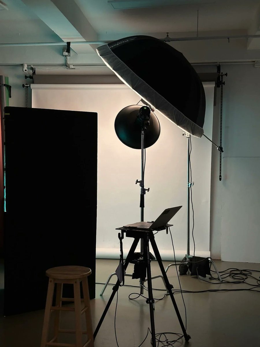 Match_Headshots's tweet photo. Budgeting for headshots in 2026? Expect to invest in quality that reflects your brand's professionalism. From studio to remote sessions, understanding the value behind each shot ensures you capture the right image for your team or personal brand. https://t.co/llLM7tcm7Z
