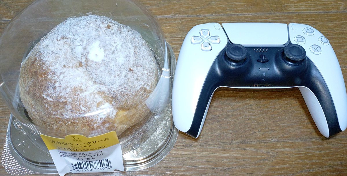 ローソンにコントローラーぐらいでっかいシュークリームが売ってた！