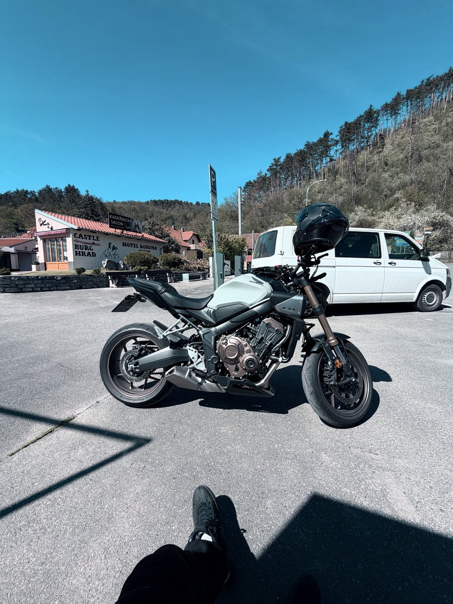Danecek88's tweet image. Ideální páteční narozeninové odpoledne 🤩
#honda #cb650r