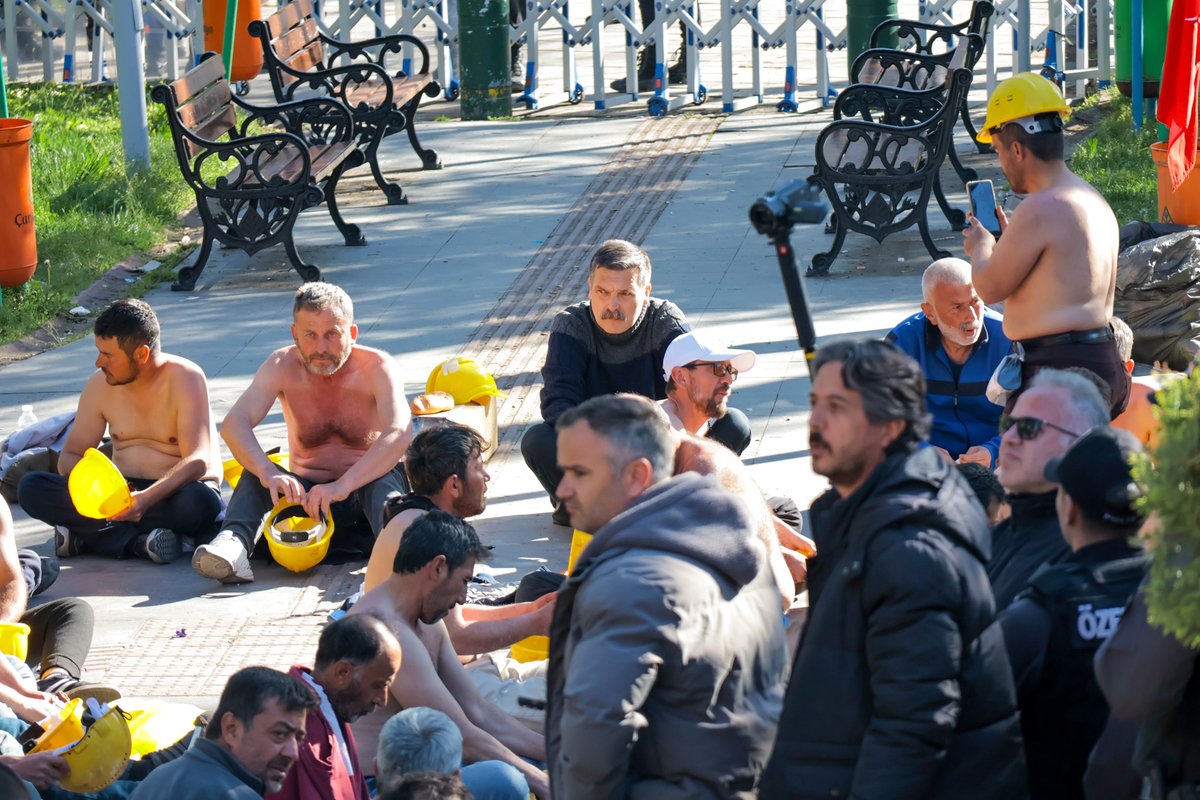 tip_ankara's tweet photo. Hakkını aradığı, “alın terimizin, emeğimizin hakkını verin” dediği için zulmün, zorbalığın bin türlüsüne maruz bırakılan; Kurtuluş Parkı’nda polis ablukasına alınan Doruk Maden işçileriyle birlikteyiz.

Genel Başkanımız Erkan Baş, maden işçileriyle birlikte açlık grevini sürdürürken İstanbul Milletvekilimiz Ahmet Şık, Ankara İl Başkanımız Fırat Çoban ve il örgütümüzle Kurtuluş Parkı’ndaki nöbeti sürdürüyoruz.