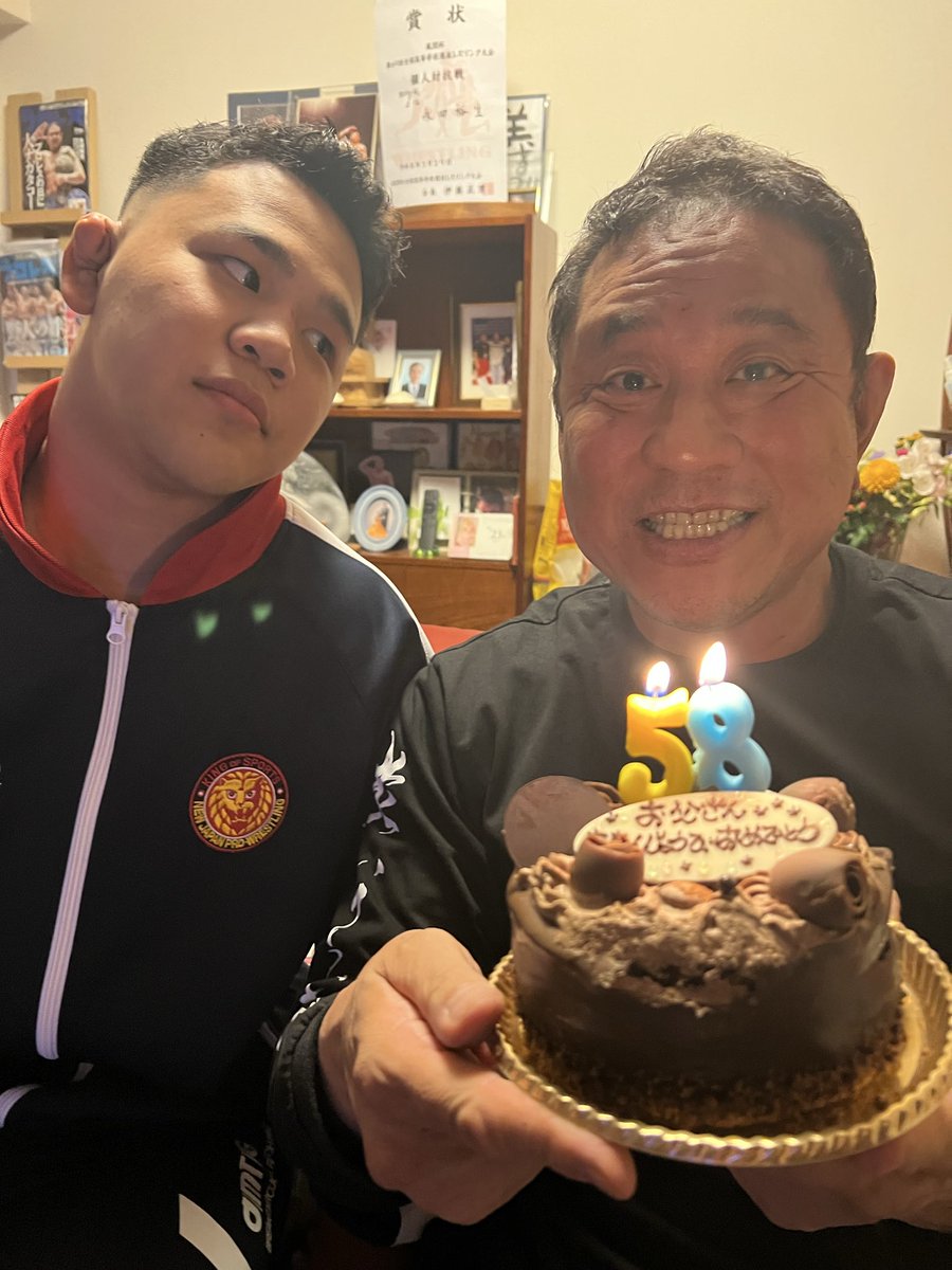 nagatalock_yuji's tweet image. 今宵は自宅にて息子と女房に私の誕生日をお祝いしてもらいました。

家族で誕生日を祝ってもらえて私は幸せです。

これで還暦過ぎても現役で頑張っていけそうですね(笑)。

お母さん、裕生、本当にありがとうございました😊😭‼️

＃nagatalock
＃njpw
＃永田裕志
＃永田ちえこ
＃永田裕生