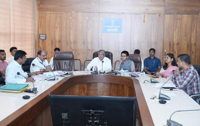 airnews_mumbai's tweet image. #Sangli: शेतकऱ्यांना शेतापर्यंत सहज पोहोचता यावे यासाठी दर्जेदार पाणंद रस्त्यांचे मजबूत जाळे उभारण्यावर भर द्यावा, असं मंत्री @ChDadaPatil यांनी सांगितलं.

#Farmers #RuralDevelopment #PanandRoad