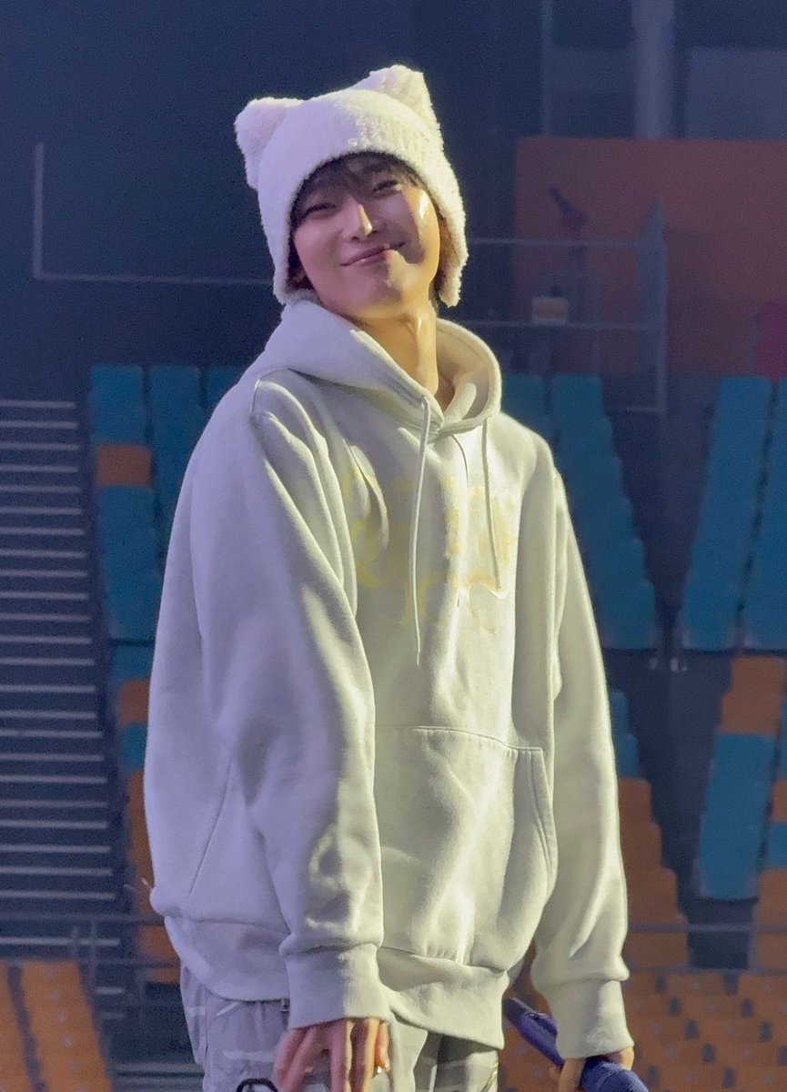 ◠‿◠ tweet media