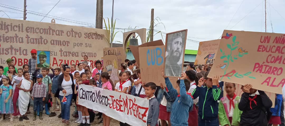 📌 Entre discursos, consignas y cultura, festejan  en el Consejo Popular José María Pérez  la fiesta mayor del proletariado, un espacio donde se reafirmó la condena al bloqueo y el compromiso con un futuro de prosperidad.
#LaPatriaSeDefiende #1roMayo
#VillaClaraConTodos