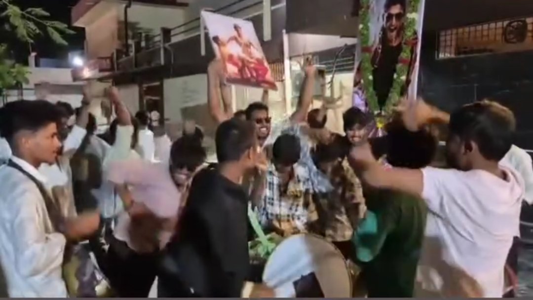 AA_CELEBRATIONS's tweet image. 357) sri venkateswara theatre
wanaparthy, nizam district
Telangana #Racegurram4k 
#HappyBirthdayAlluArjun