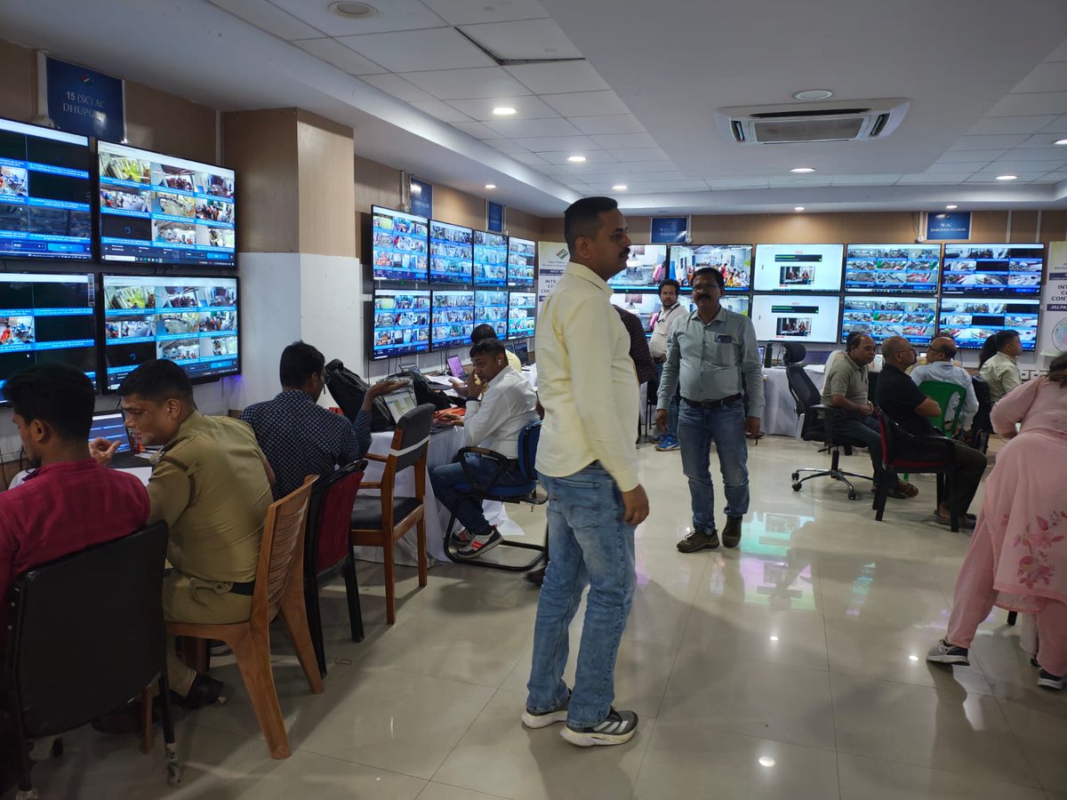 electionjpg24's tweet photo. Glimpses of the Integrated Command Control Room at Jalpaiguri district, ensuring real-time monitoring, coordination and efficient management for WBLA 2026.

#WBLA2026 #Phase1 #Jalpaiguri #ElectionPreparedness #RealTimeMonitoring #CommandControl #DemocracyInAction https://t.co/GUfWElOflO
